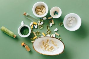 Compléments anti-âge en gélules : ce que la science dit vraiment anti-aging supplements capsules natural ingredients flatlay landscape