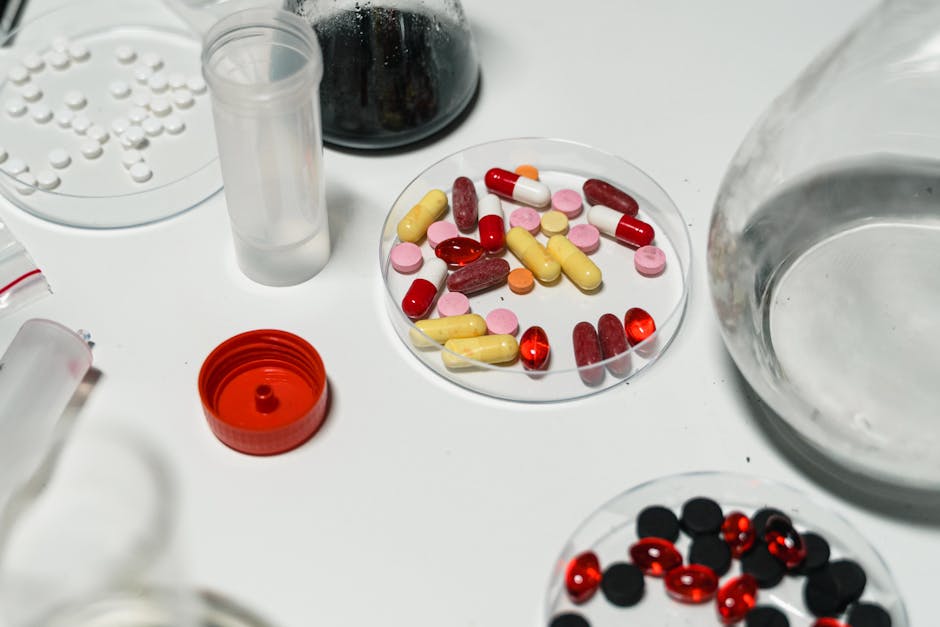 Compléments anti-âge en gélules : ce que la science dit vraiment woman holding supplement capsules scientific laboratory background