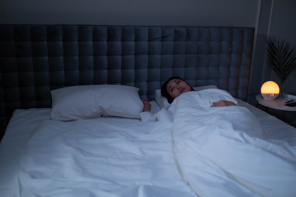Compléments anti-âge en gélules : ce que la science dit vraiment sleeping woman moonlight serene bedroom night