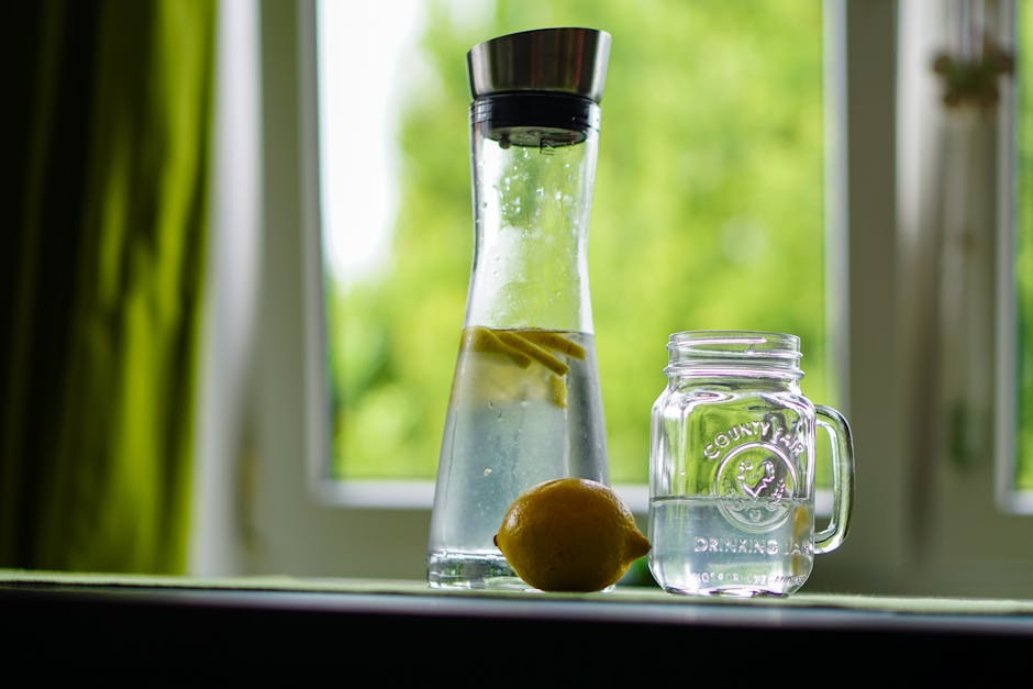 Poches sous les yeux : 6 habitudes pour les atténuer et prévenir leur apparition glass of warm lemon water morning detox healthy lifestyle