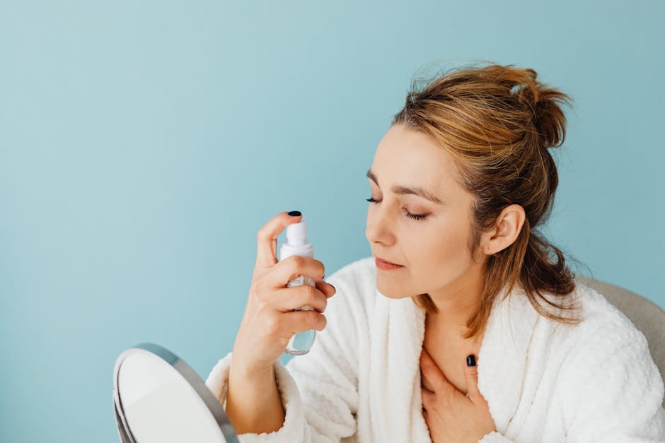 Eau thermale : bienfaits, utilisations et place dans votre routine beauté woman spraying thermal water on face natural light