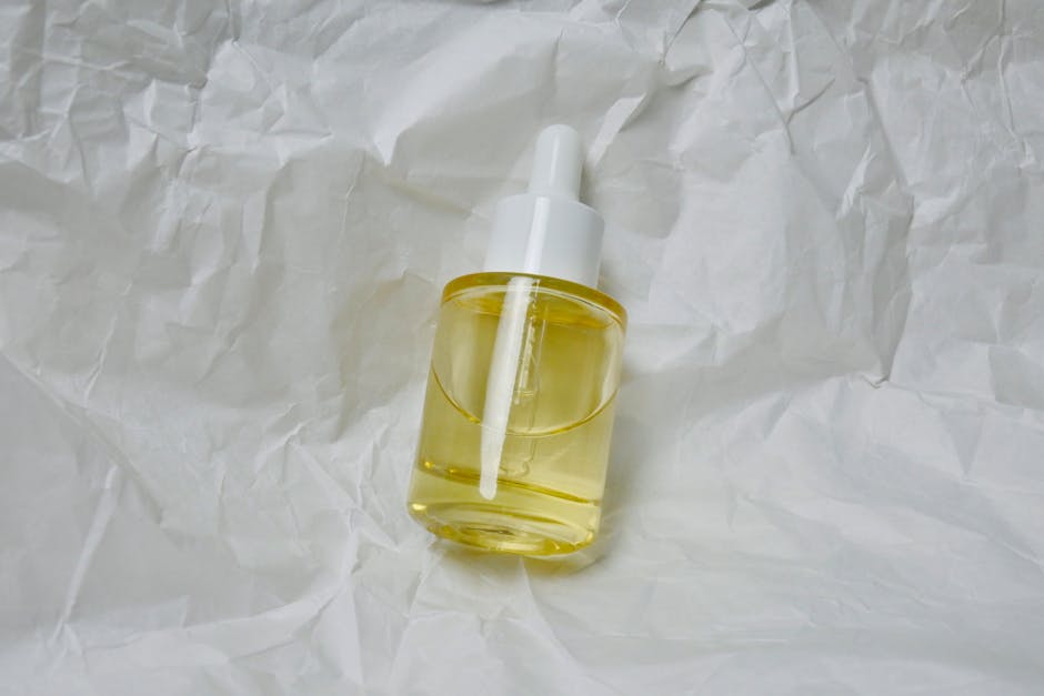 Démaquillant biphasé : pourquoi en adopter un et comment bien l'utiliser ? skincare product ingredients label transparent bottle oil and water phases