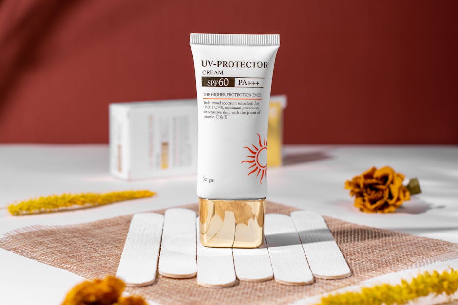 Protection solaire en automne : pourquoi continuer à se protéger après l'été sunscreen SPF cream texture on white background autumn skincare routine