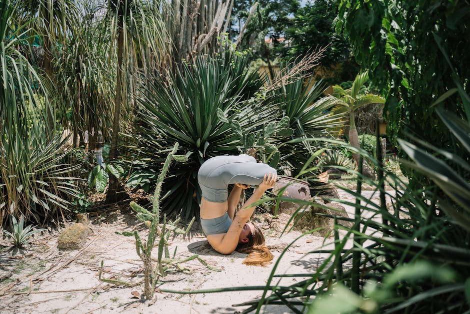 Sport et peau : pourquoi l'activité physique transforme votre épiderme woman doing yoga outdoor glowing skin natural light