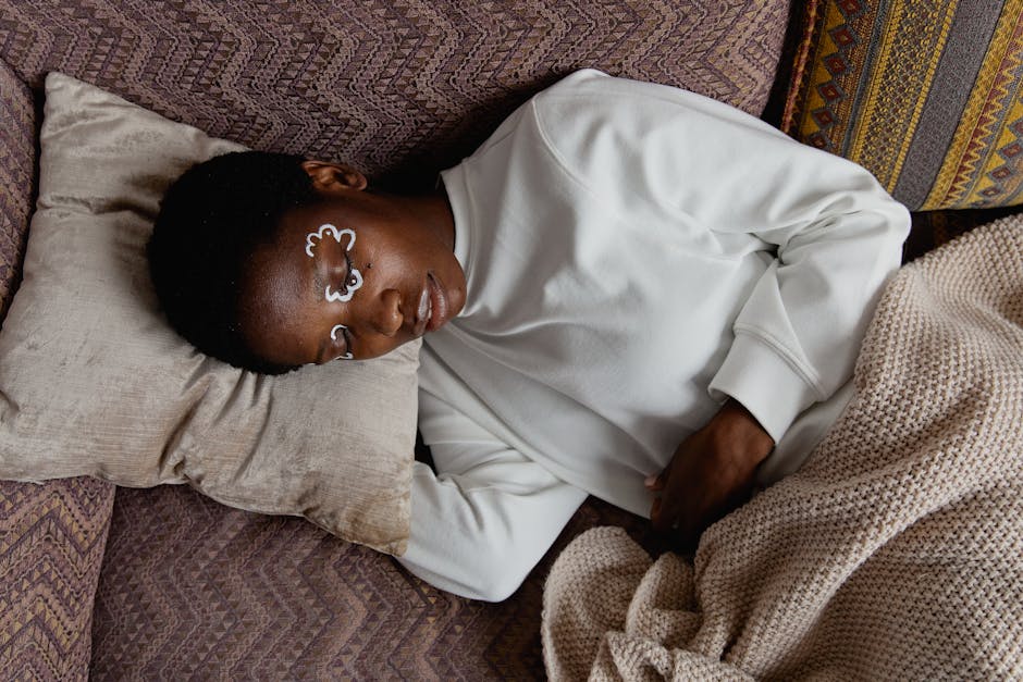 Sport et peau : pourquoi l'activité physique transforme votre épiderme woman sleeping peacefully healthy skin recovery rest