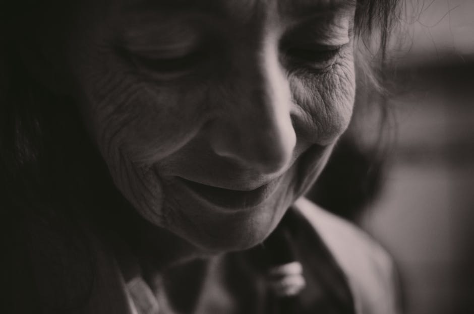 Rides Verticales sur le Visage : Comprendre, Prévenir et Atténuer ces Sillons Tenaces close up portrait woman face vertical forehead wrinkles natural light