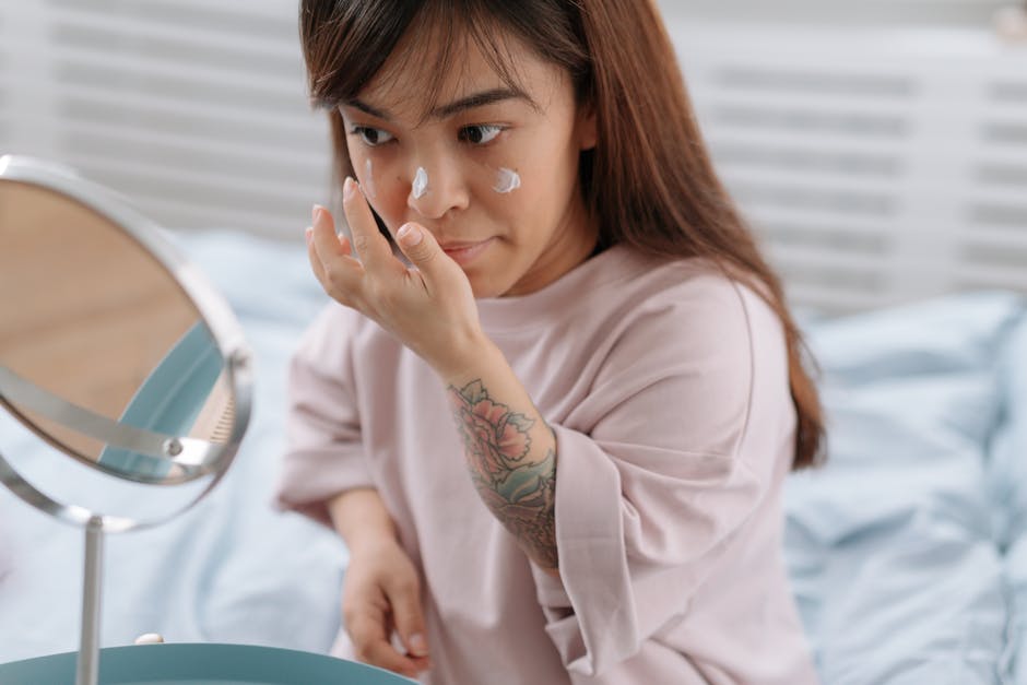 Rides Verticales sur le Visage : Comprendre, Prévenir et Atténuer ces Sillons Tenaces woman applying sunscreen face morning skincare routine outdoor