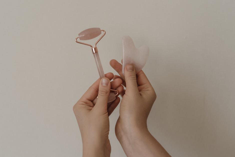Rides Verticales sur le Visage : Comprendre, Prévenir et Atténuer ces Sillons Tenaces woman doing facial massage home gua sha anti-aging skincare