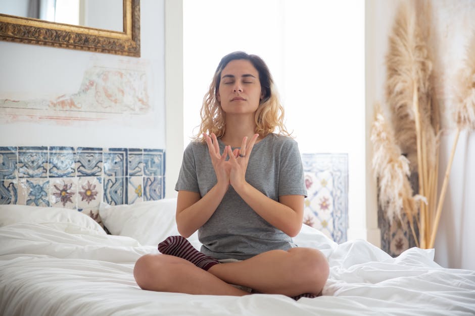 Slow ageing : vieillir en beauté grâce à une approche douce et durable woman meditating morning wellness slow living routine