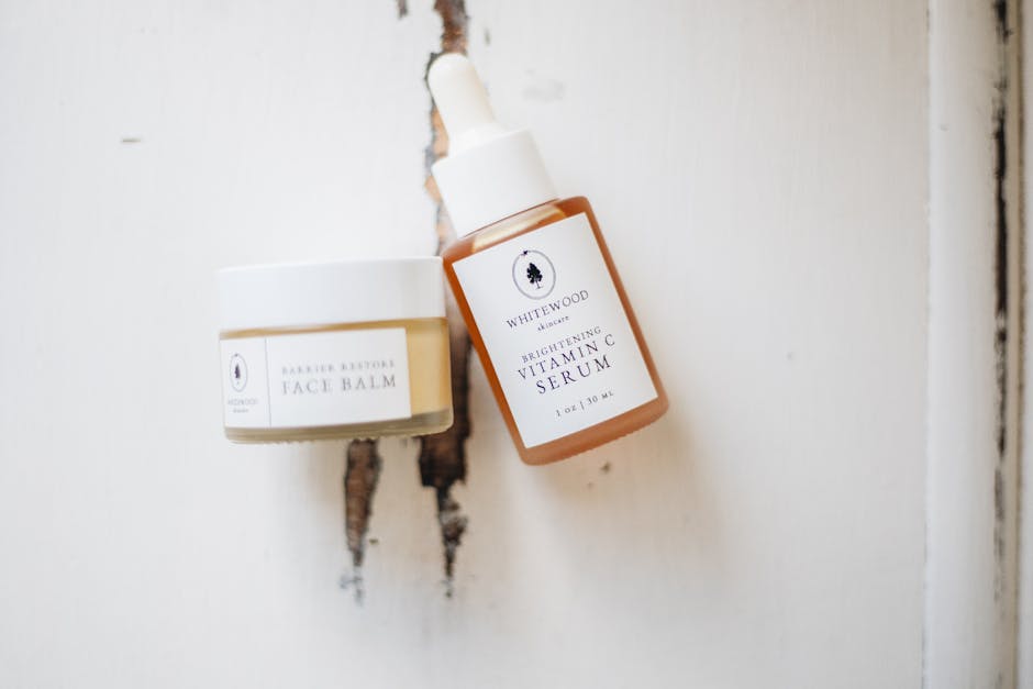 Soin anti-âge global : définition, bienfaits et comment bien le choisir selon son âge skincare ingredients antioxidants vitamin c serum natural flat lay