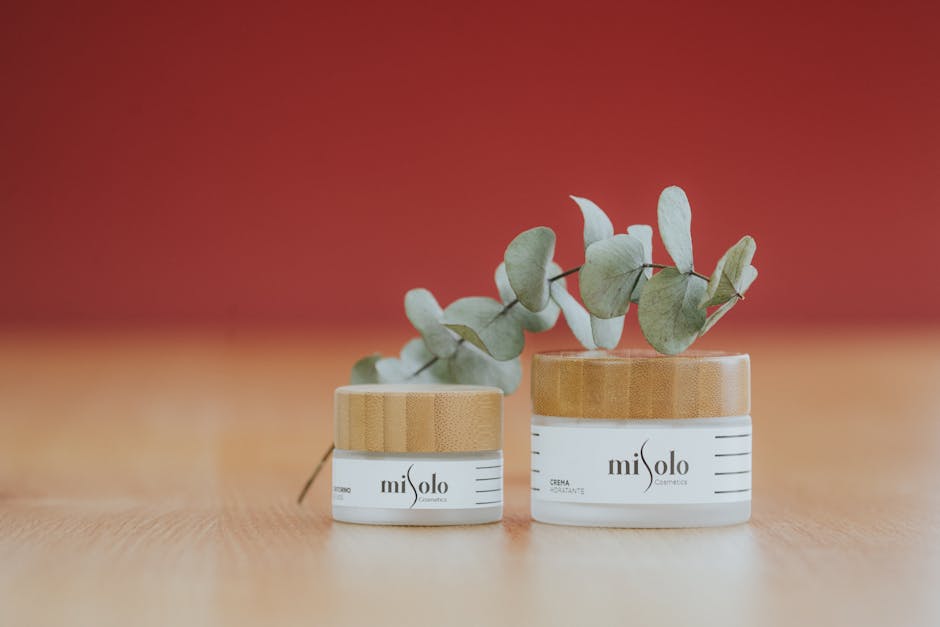 Ingrédients d'origine naturelle en cosmétique : ce que vous devez vraiment savoir close-up natural cosmetic ingredients botanical plants cream jars wooden table