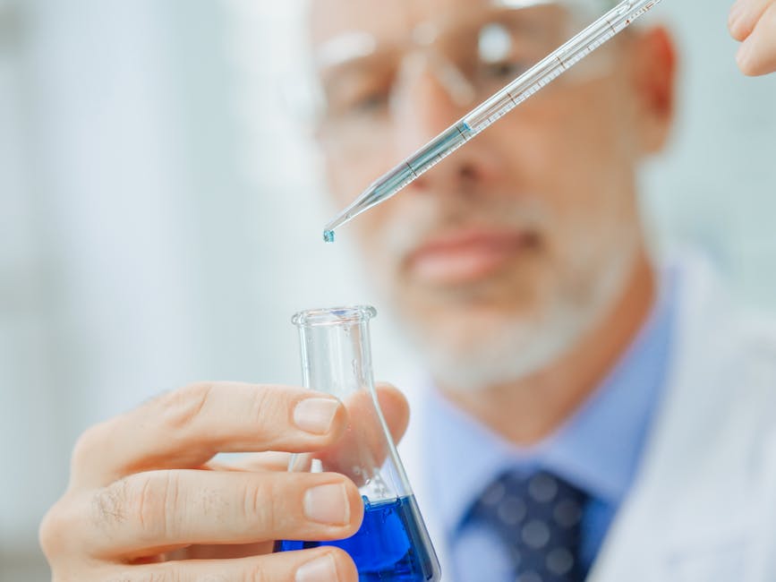 Actifs cosmétiques de synthèse : quand la chimie reproduit les molécules de la nature laboratory scientist analyzing cosmetic molecules close-up