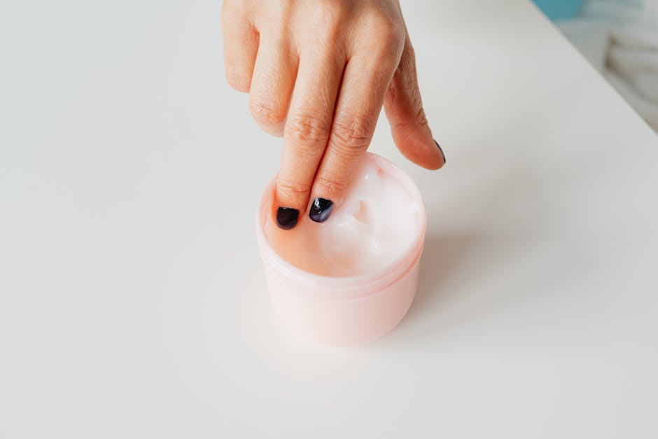Actifs cosmétiques de synthèse : quand la chimie reproduit les molécules de la nature ceramides skincare moisturizer texture cream close up