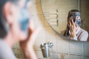 Quel est le vrai âge de votre peau ? Les facteurs qui l'accélèrent ou le ralentissent woman skincare anti aging routine mirror natural beauty landscape