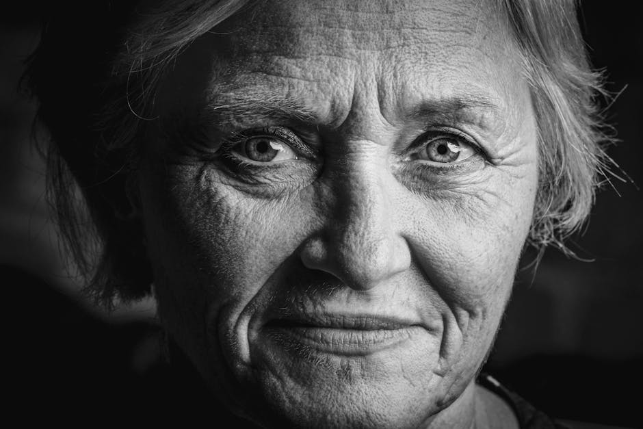 Quel est le vrai âge de votre peau ? Les facteurs qui l'accélèrent ou le ralentissent close up woman face aging spots wrinkles natural light