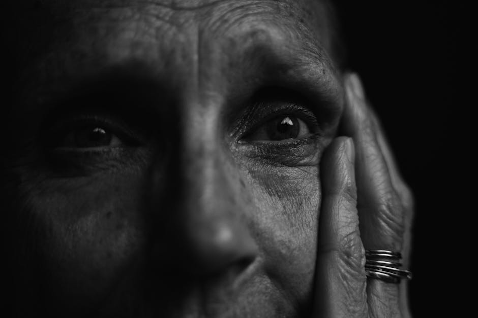 Quel est le vrai âge de votre peau ? Les facteurs qui l'accélèrent ou le ralentissent mature woman face close up natural aging skin texture wrinkles fine lines