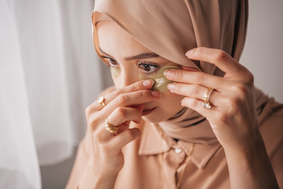 Bien choisir son anti-cernes : texture, couleur et technique pour un regard reposé woman gently applying concealer with ring finger under eye