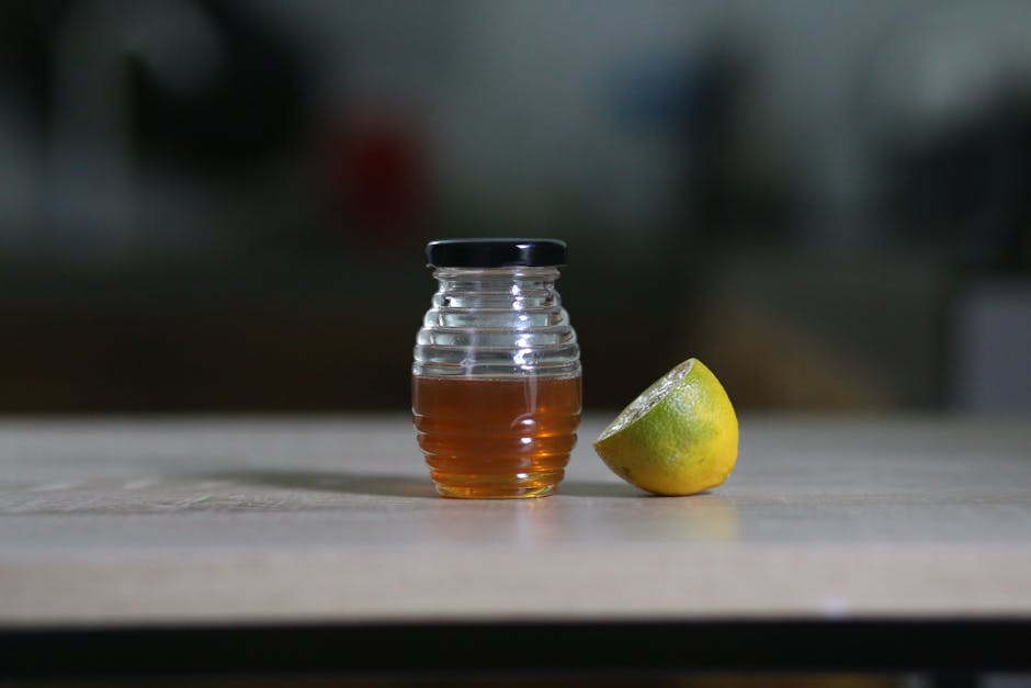 Masques visage maison pour l'hiver : 3 recettes naturelles selon votre type de peau honey lemon face mask ingredients glass bowl fresh citrus