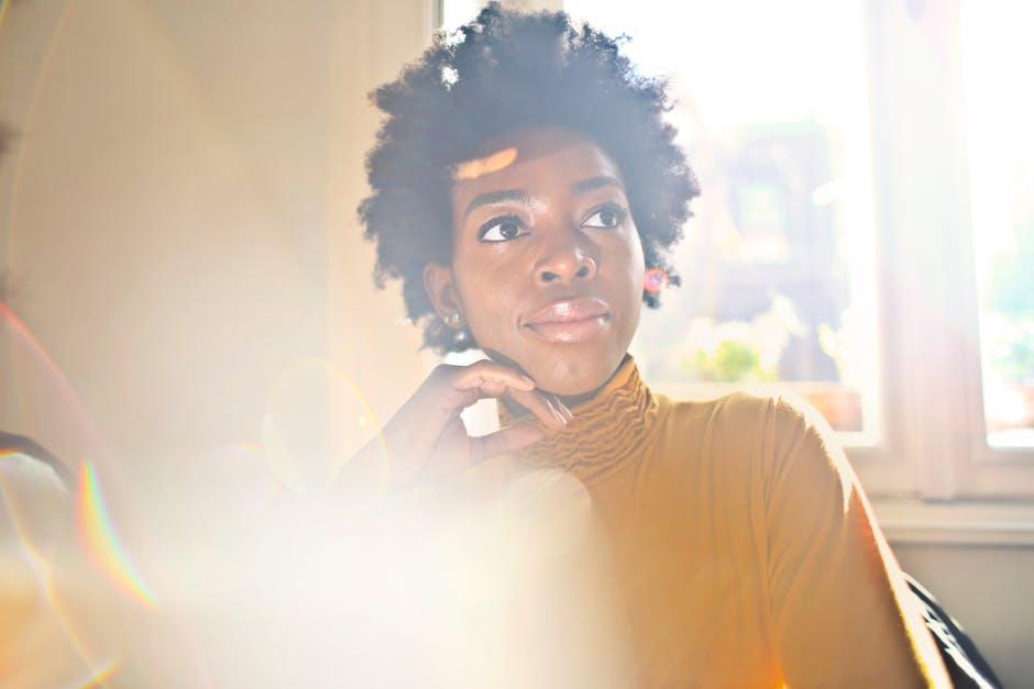 Quel est votre phototype de peau ? Le guide complet pour adapter votre protection solaire dark skin woman radiant glow sunlight