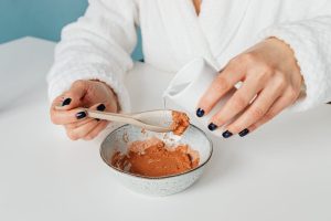 Quelle argile choisir selon son type de peau ? Le guide complet colorful clay powders for skincare face masks natural beauty landscape