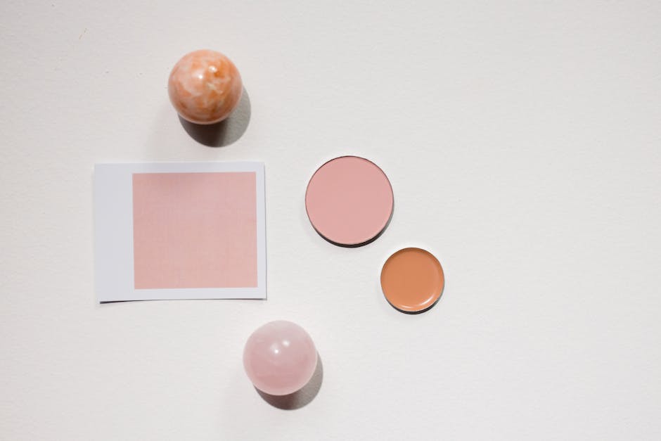 Quelle argile choisir selon son type de peau ? Le guide complet different colored clay powders arranged on white surface skincare flatlay