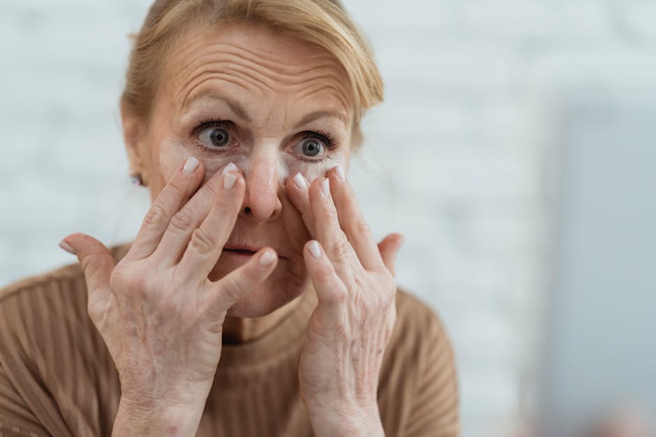 Crème de jour pour peau mature : comment bien choisir après 50 ans woman over 50 applying moisturizer neck décolleté daily skincare