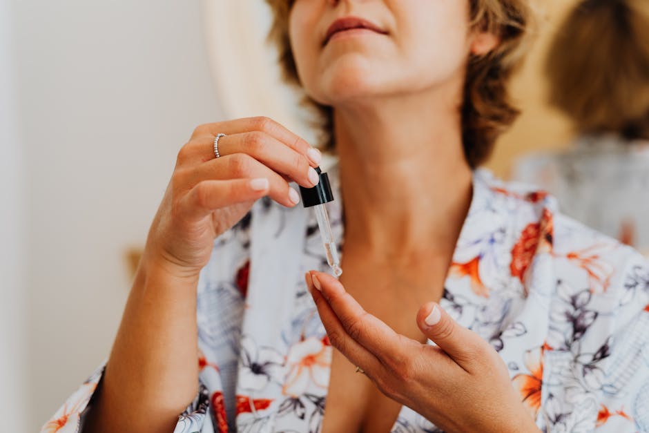 Crème de jour pour peau mature : comment bien choisir après 50 ans close-up facial serum dropper anti-aging active ingredients skincare