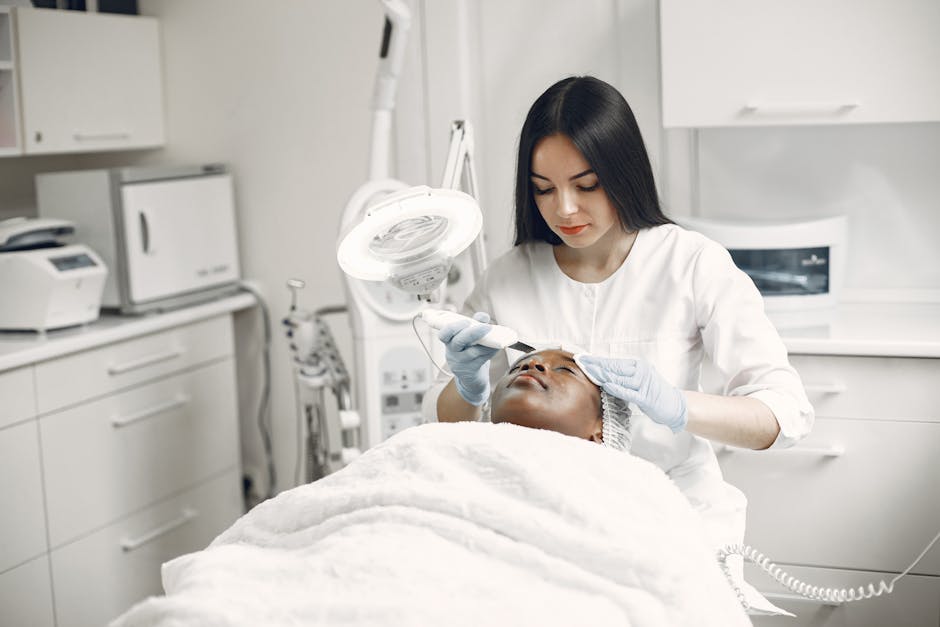 Vallée des larmes : quelles alternatives aux injections pour atténuer ce creux ? professional facial treatment clinic esthetician applying device around eye area