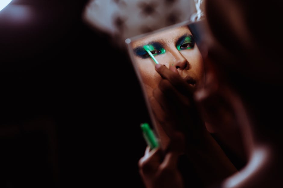 Vallée des larmes : quelles alternatives aux injections pour atténuer ce creux ? makeup concealer application under eye area bright studio light