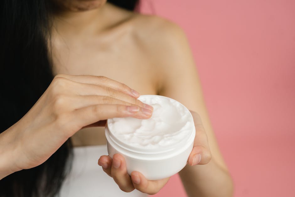 Routine skincare hivernale : comment prendre soin de sa peau quand il fait froid body moisturizer application dry winter skin woman