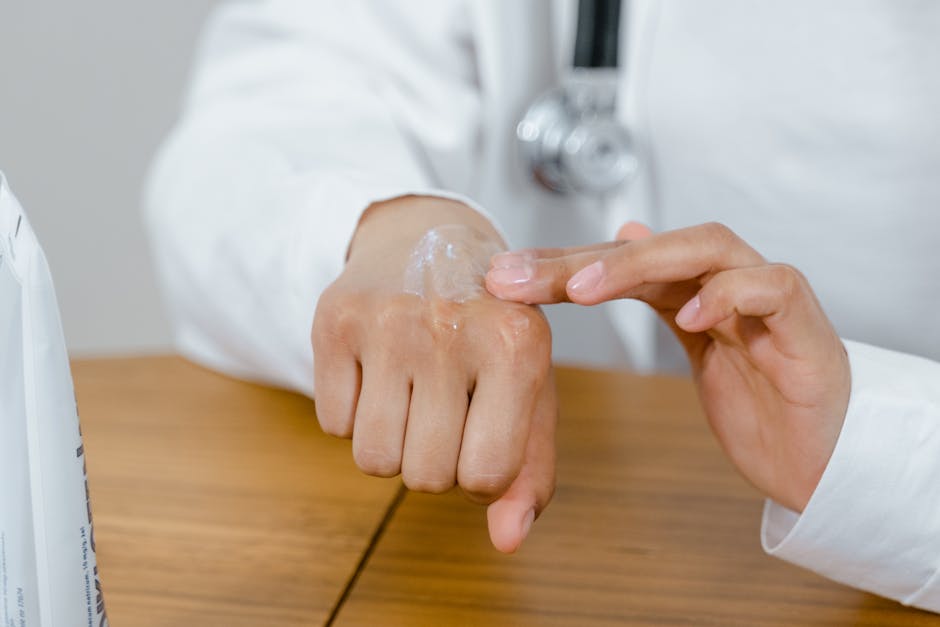 Routine skincare hivernale : comment prendre soin de sa peau quand il fait froid hand cream application winter dry cracked hands care
