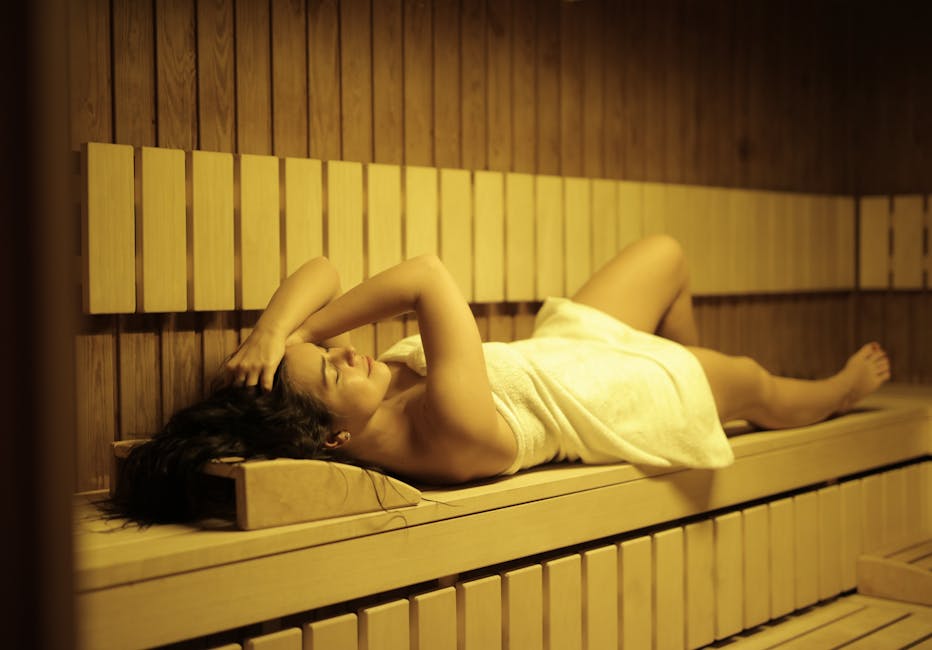 Rituels de hammam : les soins à connaître pour une peau sublimée woman relaxing in traditional hammam steam room with towel