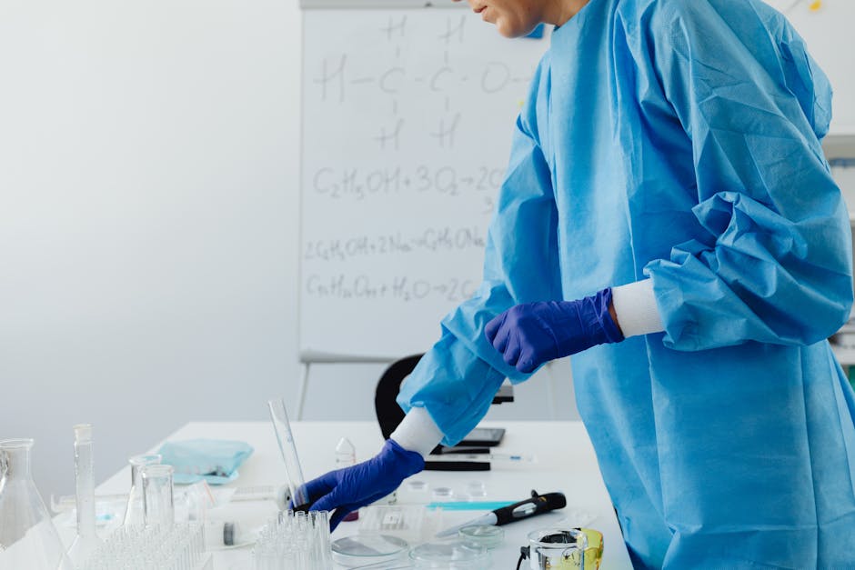Les 4 piliers de l'innovation cosmétique : actifs, formulation, évaluation et packaging cosmetic chemist mixing formula in a modern lab