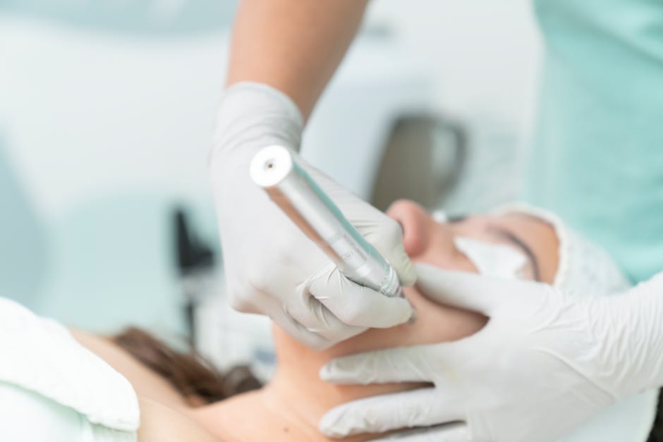 Les 4 piliers de l'innovation cosmétique : actifs, formulation, évaluation et packaging dermatologist testing skin care product on patient's skin