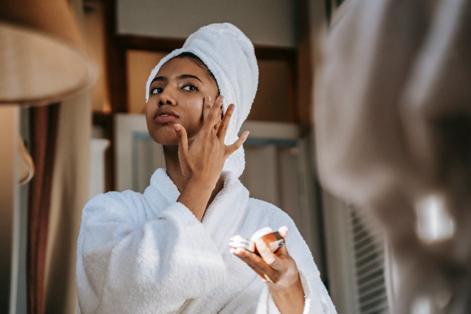 Soins hypoallergéniques : tout comprendre pour choisir le bon produit woman sensitive skin applying gentle face cream bathroom