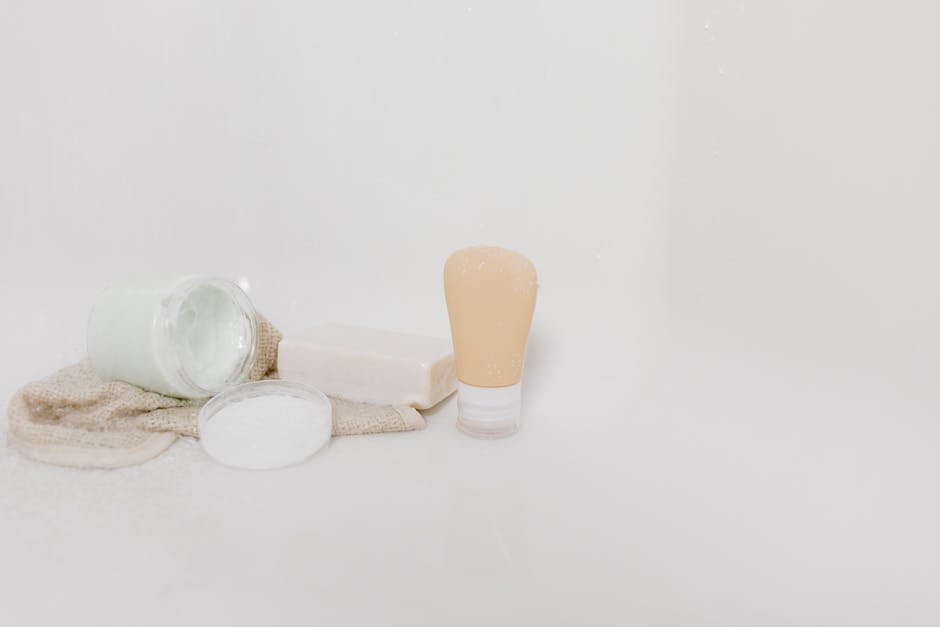 Soins hypoallergéniques : tout comprendre pour choisir le bon produit minimalist skincare products white surface clean beauty