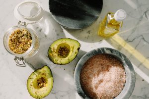 Recettes naturelles pour nettoyer son visage en douceur : le guide complet natural skincare ingredients flat lay honey oil avocado herbs beauty