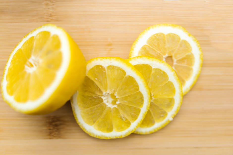 Peeling maison : 3 recettes naturelles pour retrouver de l'éclat en hiver lemon slice citrus acid natural face peel skincare ingredient