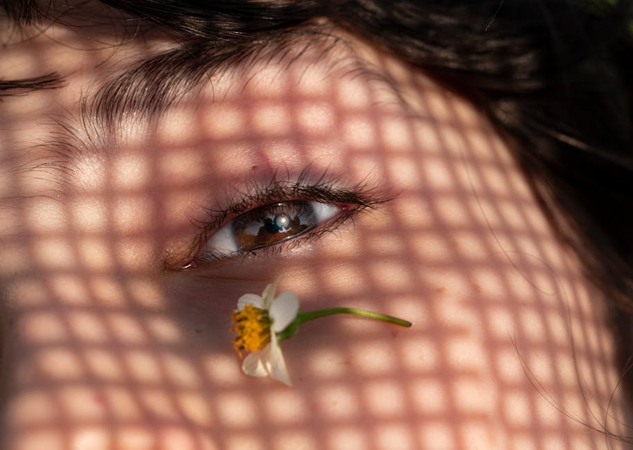 Contour des yeux et soleil : comment protéger cette zone ultra-fragile au quotidien close up delicate skin around eyes sunlight natural light
