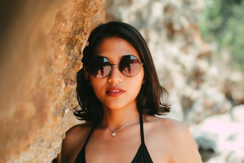 Contour des yeux et soleil : comment protéger cette zone ultra-fragile au quotidien woman wearing sunglasses outdoors summer UV protection