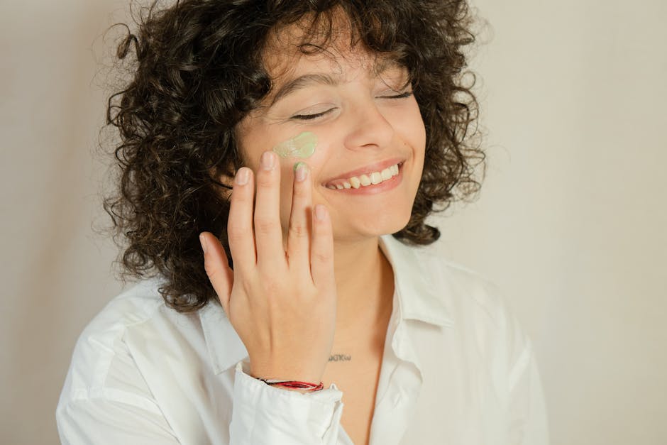 Contour des yeux et soleil : comment protéger cette zone ultra-fragile au quotidien eye cream skincare routine morning application gentle touch