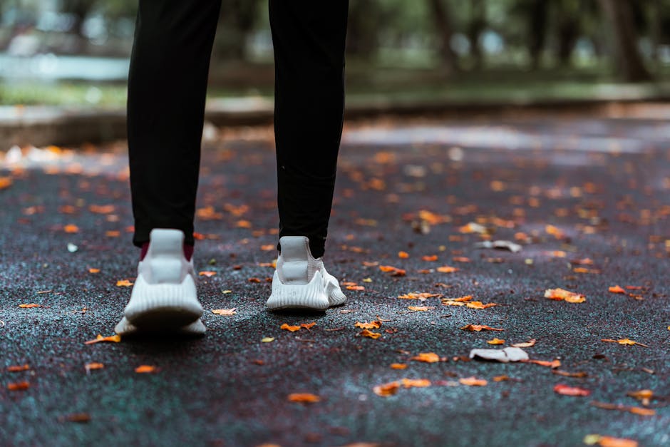Routine beauté de rentrée : les gestes essentiels pour retrouver éclat et vitalité woman walking outdoors autumn park sportswear lifestyle