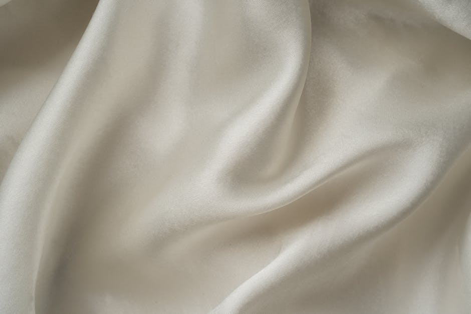 Rides du sommeil : causes, prévention et solutions pour atténuer ces marques nocturnes silk pillowcase bedroom white smooth fabric morning light
