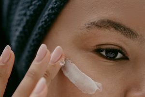 Ridules de déshydratation autour des yeux : causes et solutions naturelles woman skincare eye contour routine soft light close up landscape