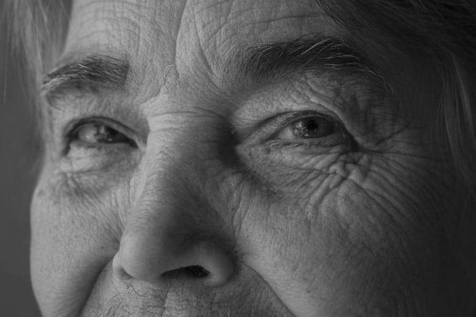 Ridules de déshydratation autour des yeux : causes et solutions naturelles close-up delicate skin around eye fine lines soft natural light