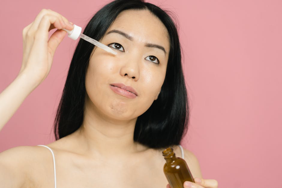 Ridules et rides : comprendre leurs différences pour mieux agir mature woman skincare anti-aging serum application face