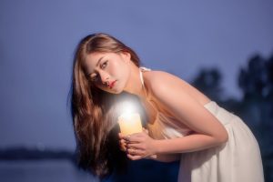 Saint-Valentin : comment rester belle et fraîche du dîner aux premières heures du matin woman elegant romantic evening beauty makeup candles valentines landscape