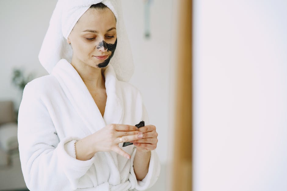 Saint-Valentin : comment rester belle et fraîche du dîner aux premières heures du matin woman applying skincare before romantic evening valentines day