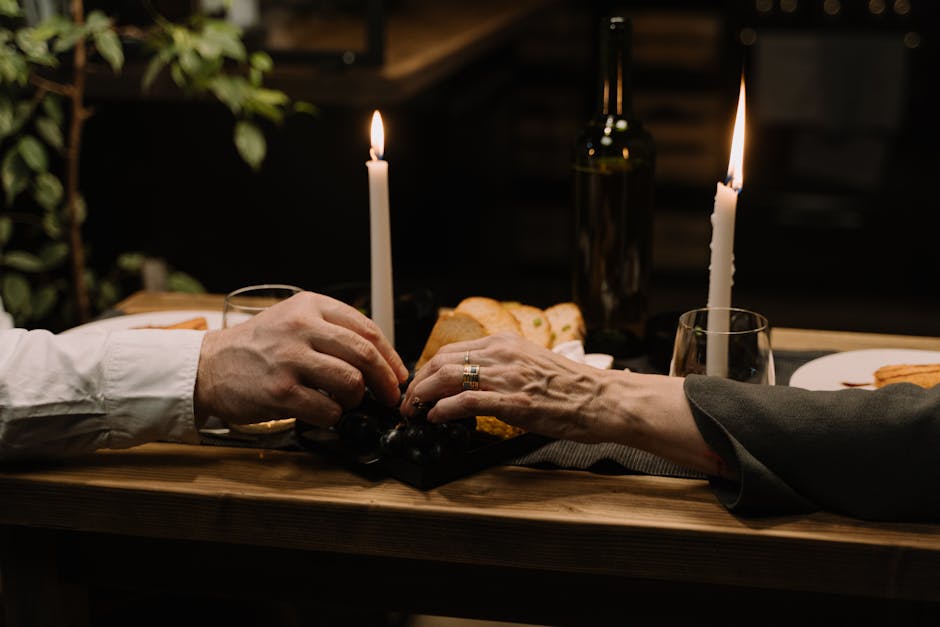Saint-Valentin : comment rester belle et fraîche du dîner aux premières heures du matin elegant updo hairstyle woman romantic dinner candles