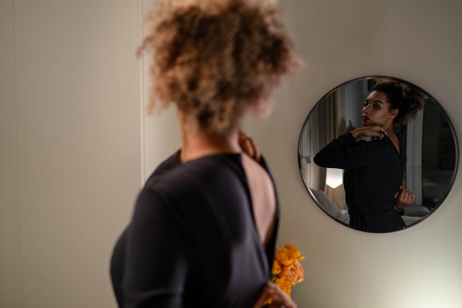 Saint-Valentin : comment rester belle et fraîche du dîner aux premières heures du matin woman smiling confident mirror romantic outfit evening